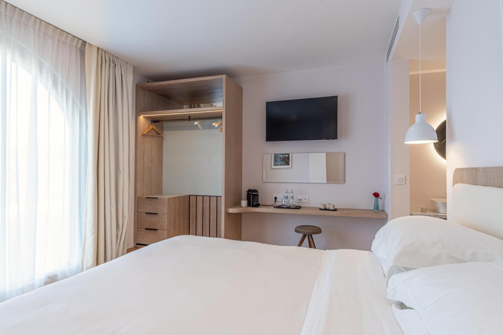Auberge La Coste Le Puy-Sainte-Reparade Room photo
